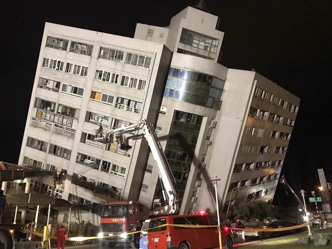 2018年2月6日深夜11时50分许，花莲发生芮氏规模模6.4地震，造成花莲市区云门翠堤大楼严重倾斜45度，一、二楼崩塌，三楼变一楼。（图／中时资料照）