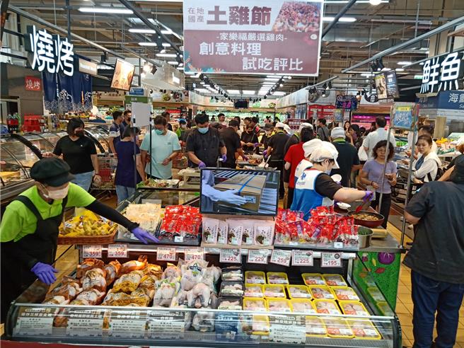 「在地国产土鸡节创意料理试吃评比」，10月12日、13日在家乐福指定分店举行。（家乐福提供）