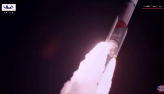 發射後1分半，左側的助推火箭噴焰明顯過大，可能是噴嘴已損壞。(圖/ULA)