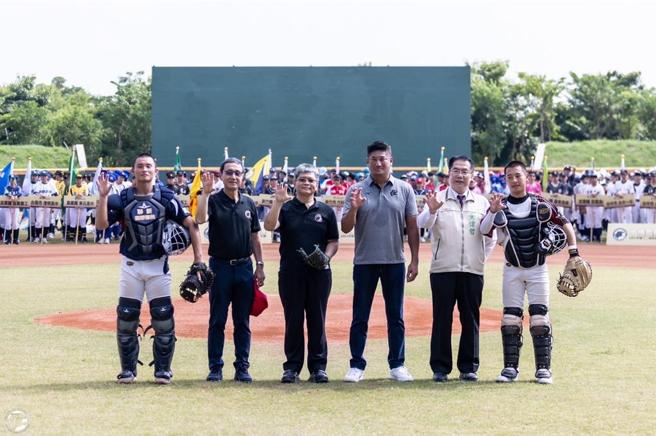 2024年第12届中信杯黑豹旗今（6）日开打，教育部体育署副署长房瑞文（左三）、臺南市市长黄伟哲（右二）、中华棒协理事长辜仲谅（右三）及中信银行董事长陈佳文（左二）出席开幕典礼，并与平镇高中捕手江庭毅（左一）、中正预校捕手邱宇睿（右一）一起进行开球仪式。图／中华棒协提供