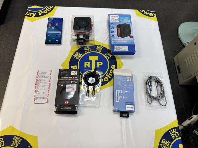 警方查扣鄭姓嫌犯犯案用工具。（鐵路警察局提供）