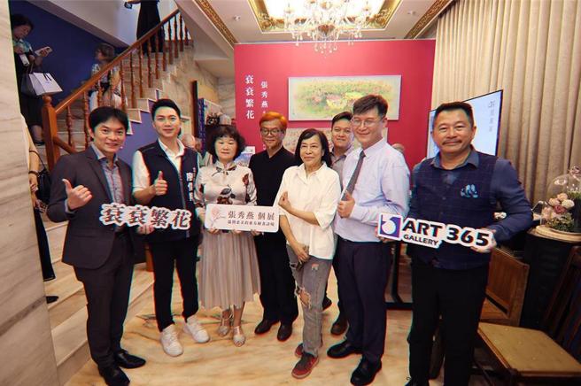 胶彩名家张秀燕（左三）主题展「衮衮繁花」，6日在台中ART365美术馆正式开展！图／业者提供