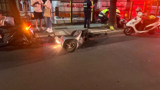 新北市树林区秀泰影城旁，晚间8时许发生死亡车祸，一名60多岁老翁无呼吸心跳送医抢救。（翻摄画面）