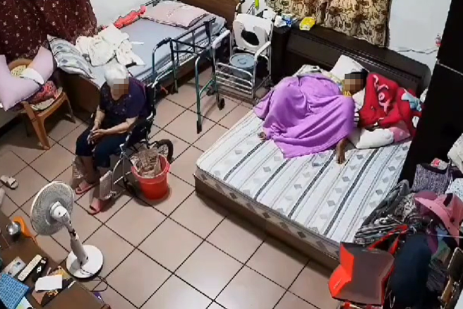 外籍看護生產的過程中嬰兒便嚎啕大哭，當時阿嬤疑似聽到嬰兒哭聲還轉頭看了一下。（圖／翻攝自爆料公社）