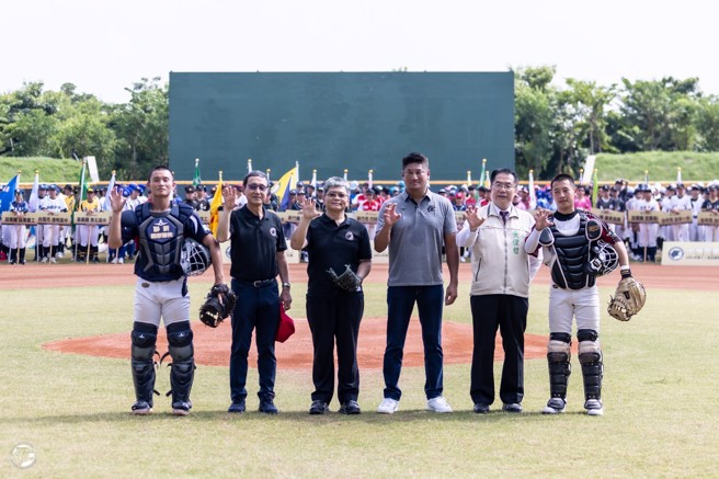 第12届中信杯黑豹旗6日开打，教育部体育署副署长房瑞文（左三）、台南市市长黄伟哲（右二）、中华棒协理事长辜仲谅（右三）及中信银行董事长陈佳文（左二）出席开幕典礼，并与平镇高中捕手江庭毅（左一）、中正预校捕手邱宇睿（右一）一起进行开球仪式。（中华棒协提供）