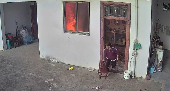 大陸一戶農村家中，廚房起火結果家中兩人一陣瞎忙，好不容易弄好水管要滅火，火已經等不及就熄滅了。（圖／翻攝微博）