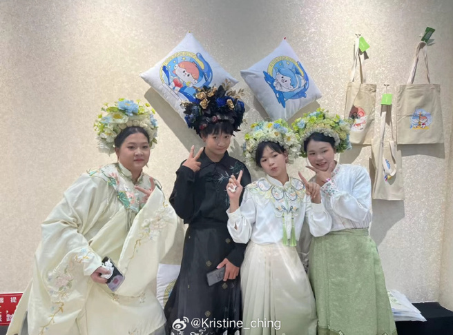 全红婵与家人在老家赤坎老街簪花合照。（图／微博）