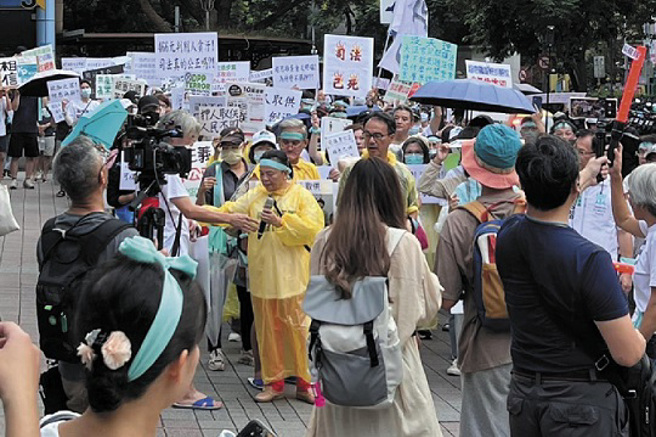 民眾黨主席柯文哲被羈押滿月，小草5日集結於土城發起寧靜舉牌遊行。（土城警分局提供）