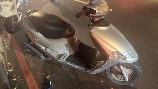 新北市树林区秀泰影城旁，晚间8时许发生死亡车祸，一名60多岁老翁无呼吸心跳送医抢救。（翻摄画面）