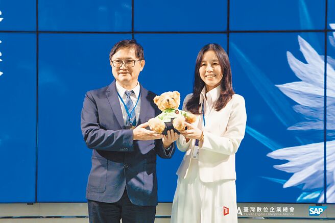 和碩聯合科技董事長童子賢（左）特別專程南下台中出席「2024未來大速聚」，數位企業總會理事長黃怡穎（右）致贈感謝禮物。圖／數總提供