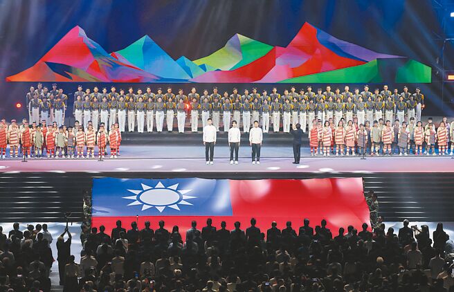 113年国庆晚会5日在台北大巨蛋举行，由奥运金牌选手王齐麟（中左）、林郁婷（中）、李洋（中右）带领全场观眾合唱国歌及国旗歌。（资料照／姚志平摄）