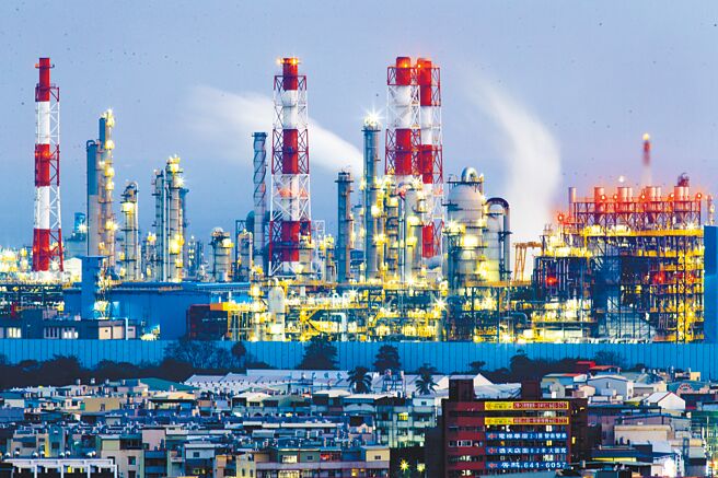 工总昨提出3项建言，呼吁我国应对标主要贸易竞争国韩国，其碳价一般为200元，优惠后6元，才能确保产业国际竞争力。（本报资料照片）