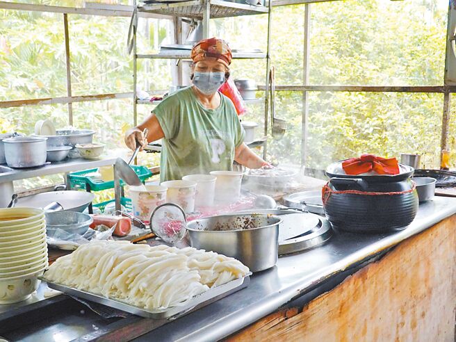 新埤小鎮文化旅遊可品嘗客家美食粄條。（新埤數位機會中心提供／羅琦文屏東傳真）