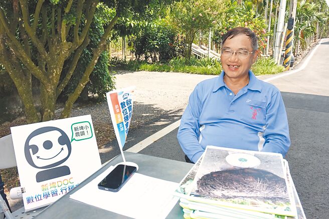 新埤鄉建功村長孔德成復育疣柄魔芋有成。（羅琦文攝）