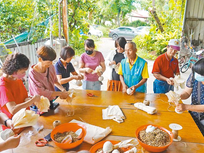 遊客至屏東縣新埤鄉體驗DIY大風草活動。（新埤數位機會中心提供／羅琦文屏東傳真）