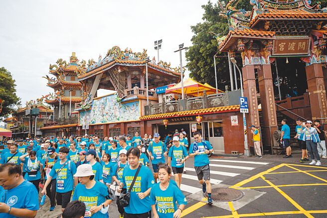 《中国时报》携手台北市关渡宫举办第9届「关渡宫公益祈福路跑」，配合关渡宫妈祖文化季系列活动，5日热血开跑。（郭吉铨摄）