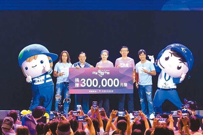 全球人壽第四度舉辦「因為愛 舞所聚ZUMBA」公益活動，活動部分報名費連同「保戶子女獎學金暨公益加一加」善款，捐贈財團法人乳癌防治基金會。（全球人壽提供／洪凱音台北傳真）