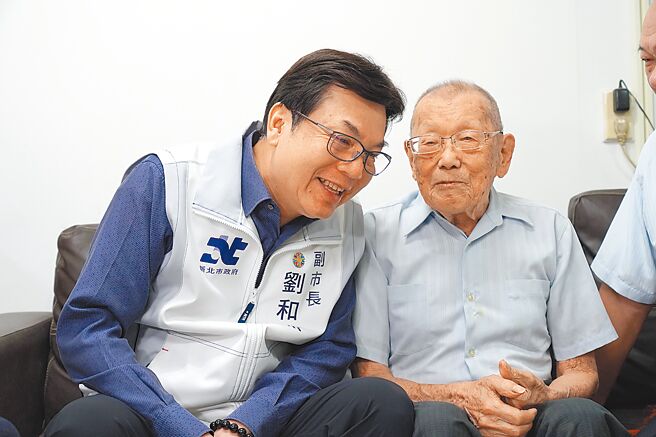 重陽節前夕，新北市副市長劉和然（左）5日前往三峽訪視102歲人瑞林鏡鑾（右）。（陳慰慈攝）