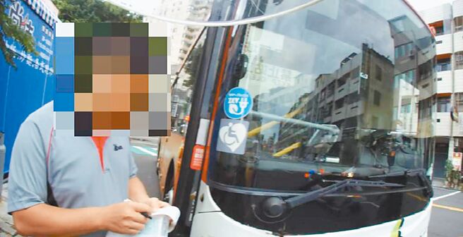 台中市公車大執法，颱風天清晨1輛公車行駛文心路內側車道欲左轉昌平路時，未等左轉燈號逕行違規左轉，中市警五分局員警緊追開單。（中市警五分局提供／馮惠宜台中傳真）