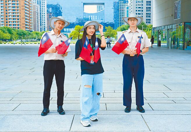 迎接双十国庆，台中市府特别制作「折迭牛仔帽」纪念品，将于国庆升旗典礼当天在现场限量发送。（台中市府提供／林欣仪台中传真）