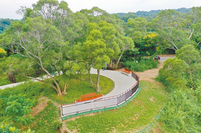 彰化香山步道東方公園內打造了2200坪的大草原、步道花園廊帶，並增加入口意象及園區導覽等設施外，還有「觀景平台」可觀賞大台中落日美景。（參山處提供／葉靜美彰化傳真）
