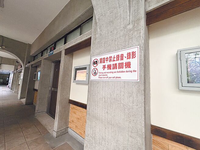 台中1社區大樓3樓張姓住戶長達1年半時間以橡膠槌反覆敲擊自家樓板，以及用音響喇叭發出噪音等方式干擾鄰居安寧，遭台中地院判有期徒刑4月。（馮惠宜攝）