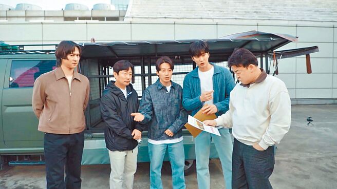 高庚杓（左起）、李寿根、许卿焕、安普贤、白种元在《背包厨神白种元2》挑战更艰鉅的任务。（中天综合台提供）