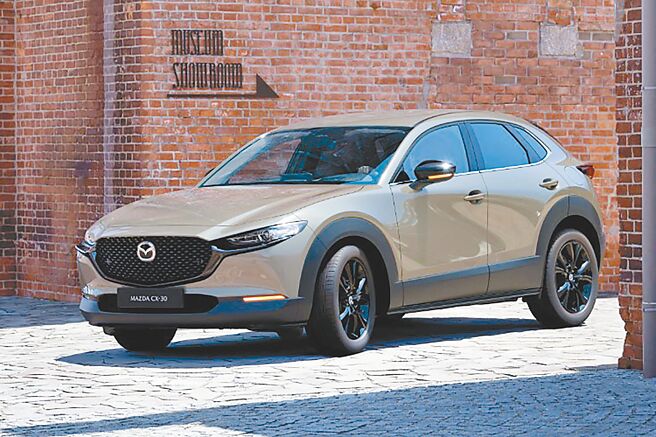25年式MAZDA CX-3入門款20S Carbon Edition新增電動尾門。（台灣馬自達提供）