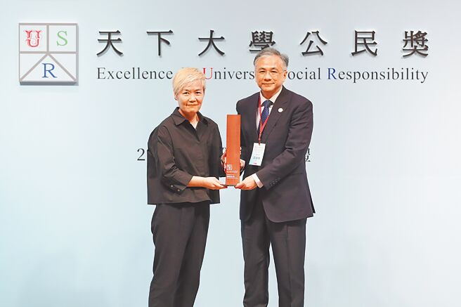 朝陽科大勇奪2024天下USR大學公民獎私立技職全台之冠，由校長鄭道明（右）代表受獎。（朝陽科技大學提供）