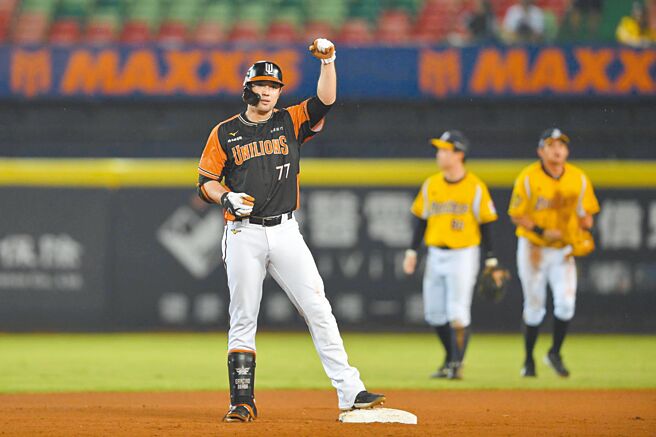 统一狮5日作客洲际棒球场交手中信兄弟，林安可在6局上敲出2分打点二垒安打。（统一狮提供）