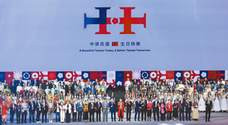 影》有國旗、紀念悠遊卡和零食  徐巧芯開箱國慶晚會大禮包