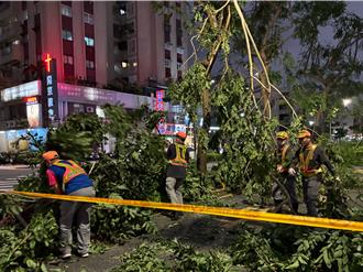 高雄災後一片狼藉 陳其邁：市民團結令人感動