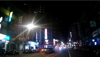 有詭！轎車深夜沒開大燈上路 板橋警攔查竟搜出喪屍菸彈