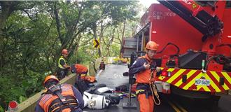 淡水机车骑士自摔滑落边坡  消防人员救援助脱困