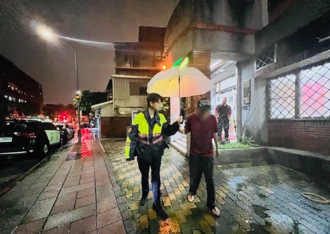 迷途翁重複念名字好無助 北市大安警「這1招」平安送他回家