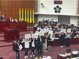 忧京华城沦为「第2个大巨蛋」  蓝绿要求蒋万安勒令停工