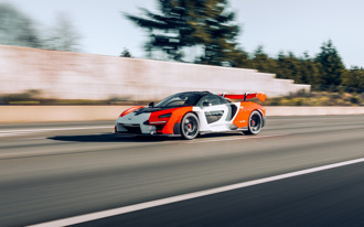 網紅開車直播 下秒撞爛麥拉倫 18萬人線上傻眼