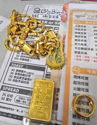 拾金不昧！搬家將黑色背包遺路邊 警清點驚見80萬金飾