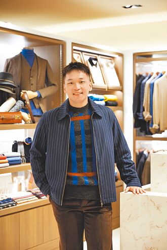 李洋逛DAKS挑情侶裝