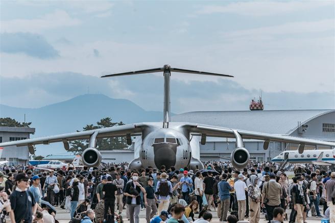 C-1運輸機在飛行展演後，降落滑行至會場上展示，供參訪民眾近距離目睹其英姿。（記者陳怡璿攝）