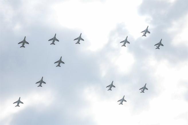 自衛隊飛行員以12架T-4教練機編隊飛行，排列成「70」字樣衝場，為航空祭畫下完美句點。（記者蘇育玄攝）