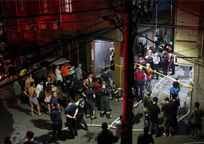 现场疏散大批民眾。（赵双杰摄）