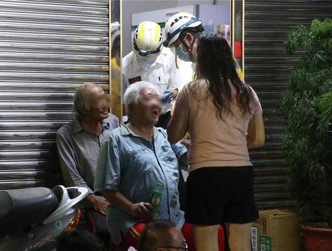 获救民眾一旁休息。（赵双杰摄）