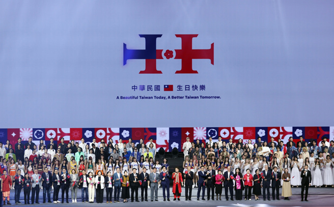 113年国庆晚会5日在台北大巨蛋举行，立法院长韩国瑜（前排中右）与台北市长蒋万安（前排中左）带领来宾与观眾一同合唱「明天会更好」。（资料照，姚志平摄）