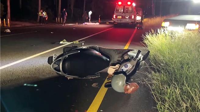 28岁男子骑机车撞上56岁邹姓行人后自摔，行人则摔躺路中央遭后方多车辗毙，尸块遍地。（读者提供／萧嘉蕙台东传真）