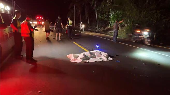 56岁邹姓男子被机车撞击后摔躺路中央，又遭后方多车辗弊，当场死亡。（读者提供／萧嘉蕙台东传真）