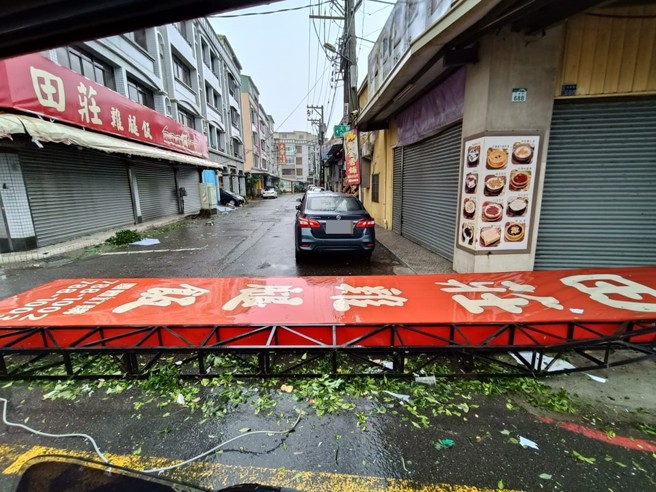 山陀儿颱风重创高雄，街道招牌被吹落。（翻摄大寮里大小事脸书）