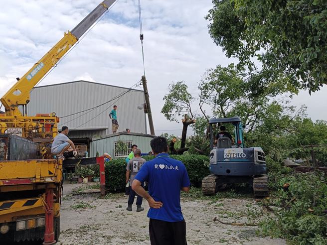高雄大寮里不少路树倾倒，必须出动大型机具清除。（翻摄大寮里大小事脸书）