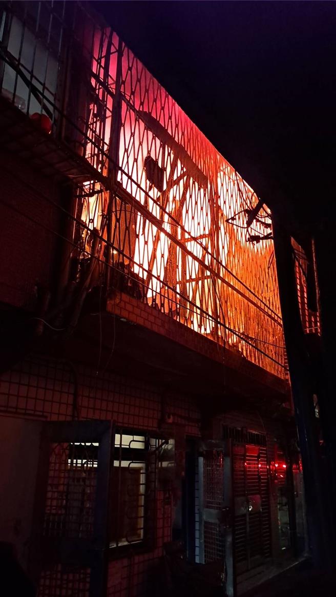 延平北路八段一处独栋房屋7日凌晨发生火警，3楼住户送医宣告不治。（民眾提供）