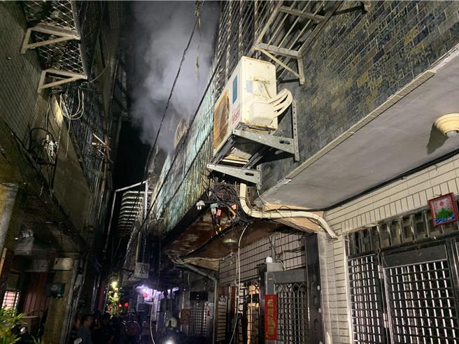 警消获报后迅速扑灭火势。（民眾提供）